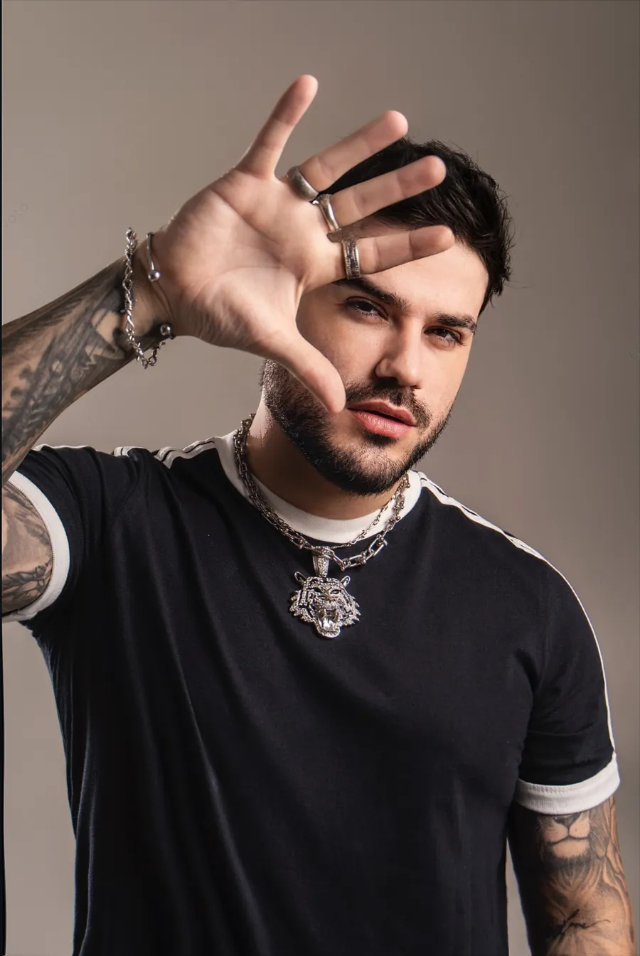 DJ Toledo com a mão aberta para a câmera