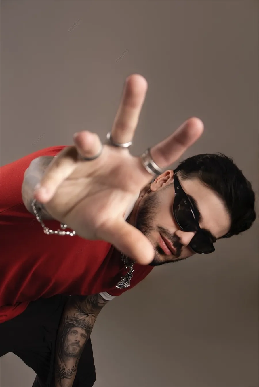 DJ Toledo de óculos e camiseta vermelha