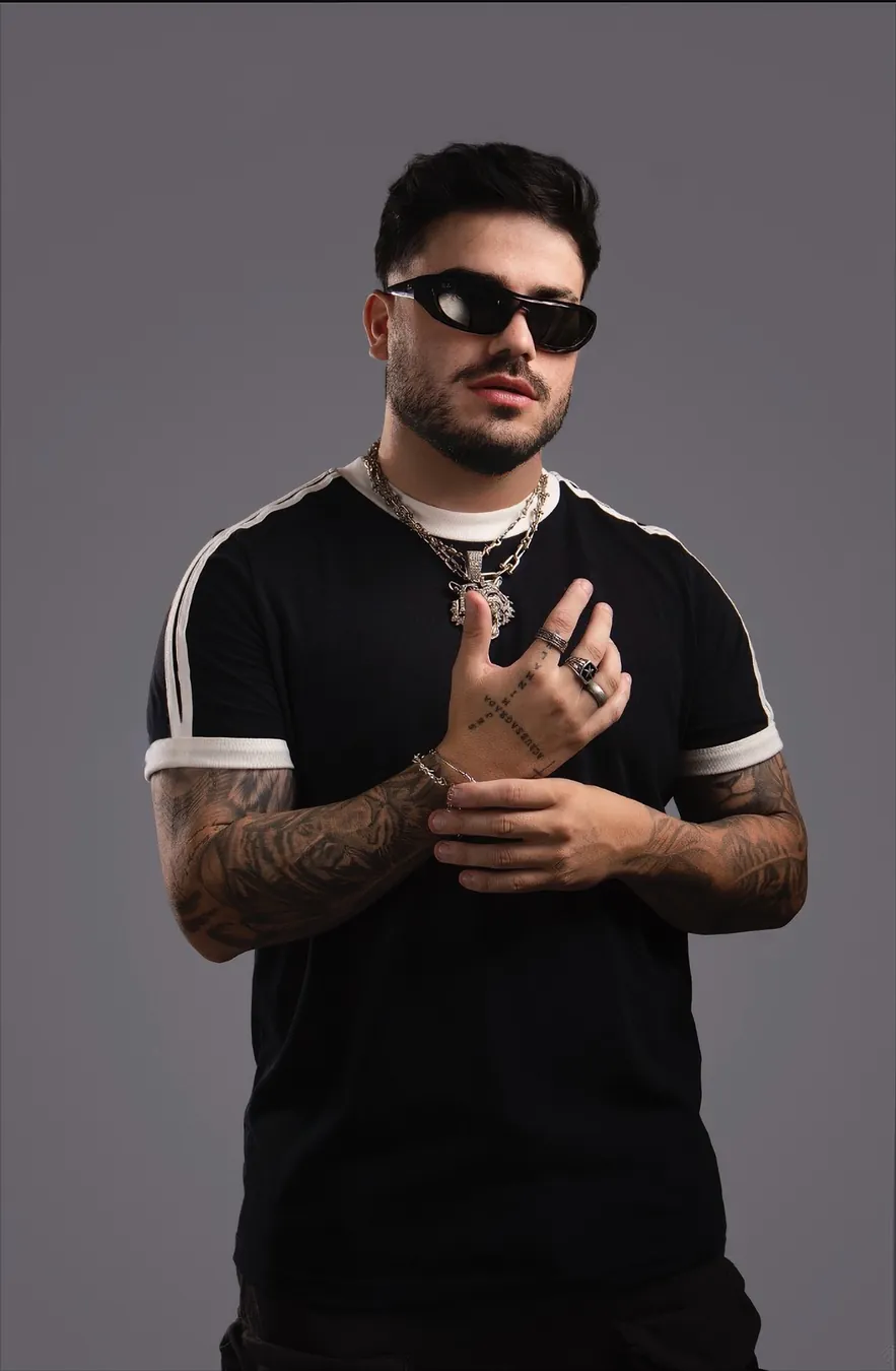 DJ Toledo de óculos escuros e camiseta preta